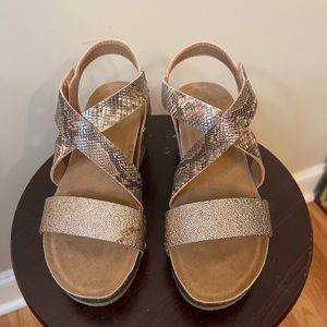 YOKI size 6 Sandals